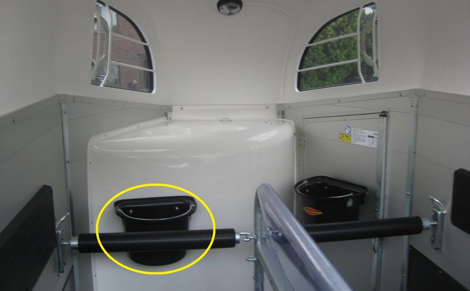 csm_trailershop.de_Futtertrog_Futtereimer_aus_Kunstoff_schwarz_zum_Einhaengen_f47cd7f3ba.jpg