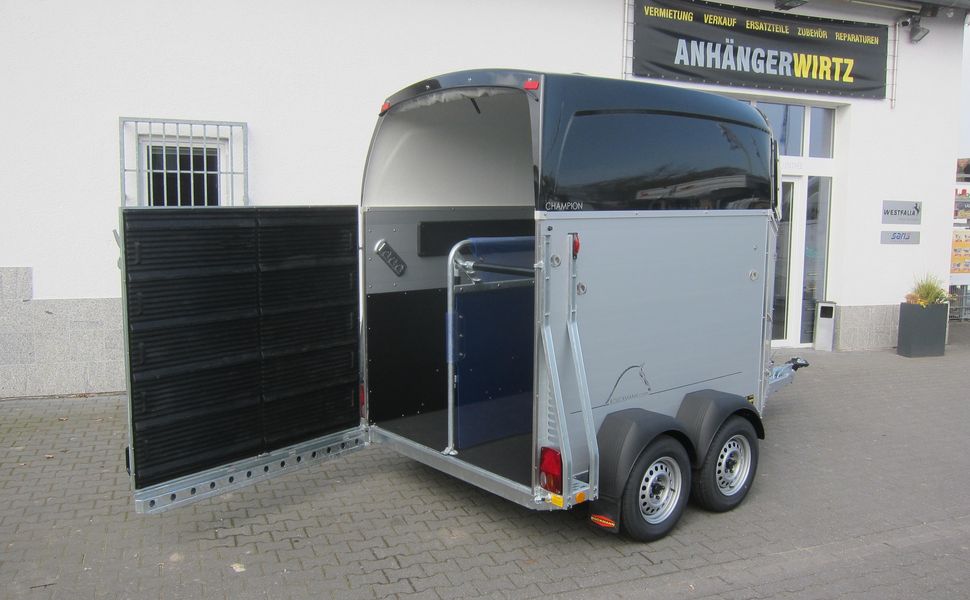 trailershop.de Pferdeanhaenger Boeckmann Champion C 2400kg Heckflügeltür blackline CFFplus 100 kmH 2400kg Ansicht.JPG