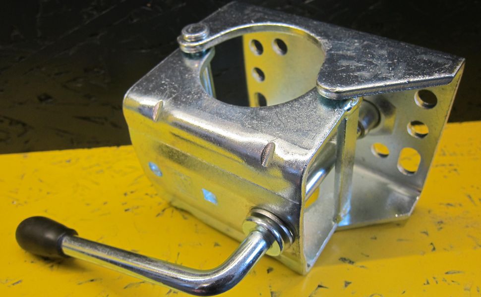 trailershop.de Anhänger Zubehör Klemmschelle 60mm mit Knebelschraube M12 Universalbohrungen Bild A.JPG