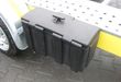 trailershop Zubehör Werkzeugbox Staubox Koffer Kunststoff abschließbar ALKO XS montiert