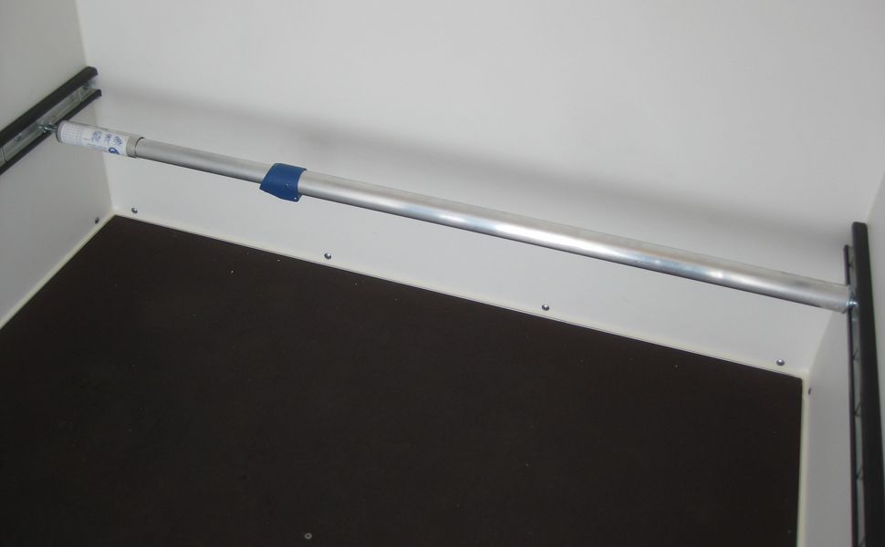 trailershop.de Sperrbalken Alu 511110-0002 Ansicht eingespannt.JPG