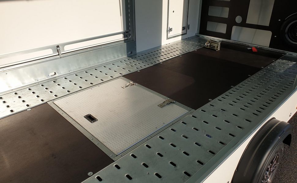 trailershop.de Aluminiumdeckel und Gasfederung für mittige Bodenstaubox Race Sport 5510 Ansicht A