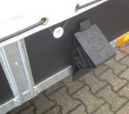 Unterlegkeil mit Halter schwarz PVC für PKW Anhänger
