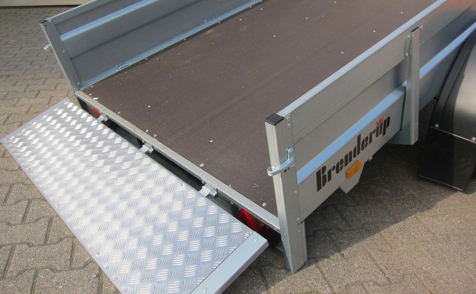 trailershop.de Brenderup 2260S 1300kg 258x153 cm Stahl klappbar mit klappb. Vorderwand Ansicht Rampe Detail.JPG