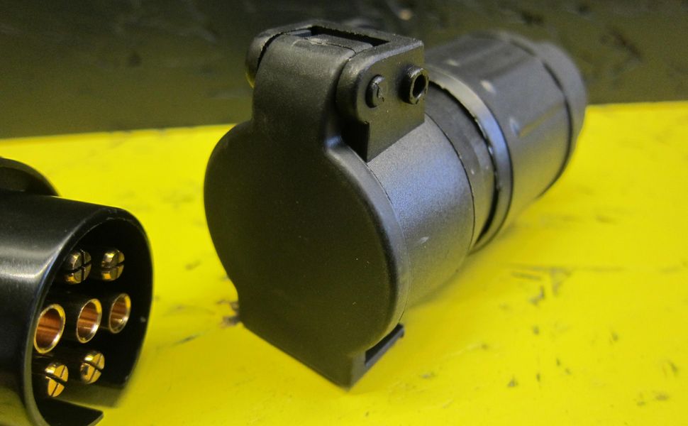trailershop.de Anhänger zubehör Adapter 13 Pol Anschluß Auto, 7 Pol Anschluß Anhänger 12V Kunststoff.JPG