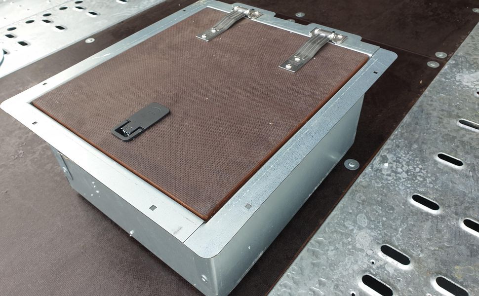 trailershop.de Staubox Bodenstaubox mit Deckel für Brian James CarGO Connect lose nicht montiert
