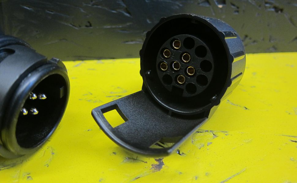 trailershop.de Zubehör Adapter 7 Pol. Anschluß Auto - 13 Pol. Anschluß Anhänger 6-14V Kunststoff kurz Bild A.JPG