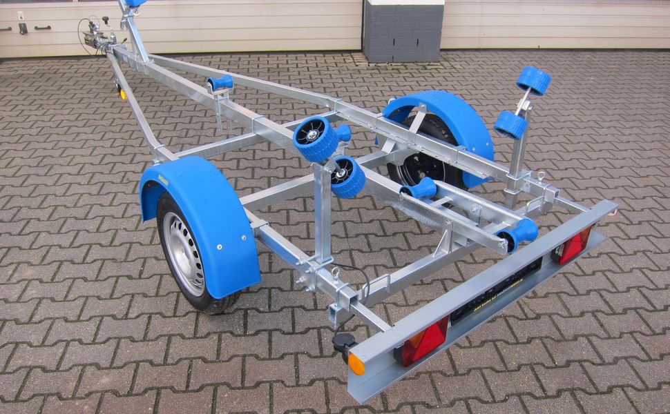 trailershop.de Bootsanhänger Boattrailer Neptun NAVY N7-17 Trailer 750kg mit Winde Top Deal Aktion Ansicht B.JPG