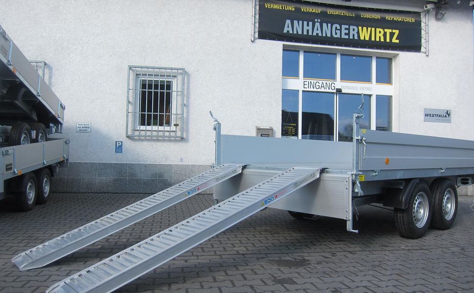 trailer shop de Zubehör Rampen Alu unterschiebbar 2700kg tl für Böckmann Kipper DK RKH Ansicht Angelegt.JPG