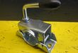 trailershop.de Anhaenger Zubehoer Klemmschelle 48mm mit Knebelschraube M12 2 Fach Bohrungen M10 Bild B.JPG
