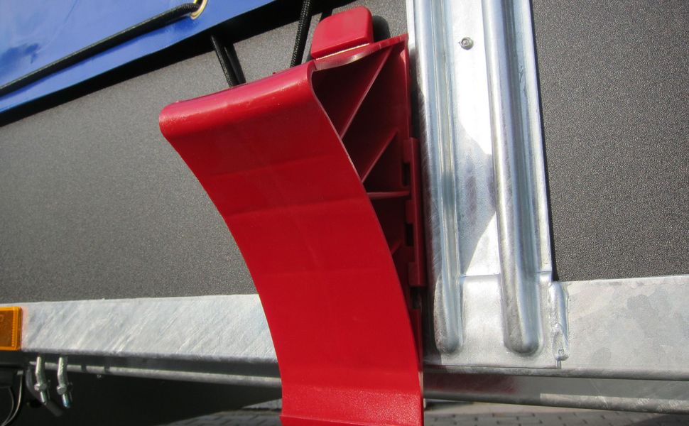 trailershop.de Anhänger Zubehör 400690 Unterleglegkeil mit Halter rot.JPG