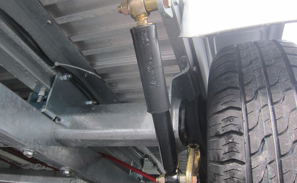 trailershop.de Anhänger Zubehör Radstoßdämpfer schwarz bis 1500 Kg Achsen Universal AL-KO montiert.JPG