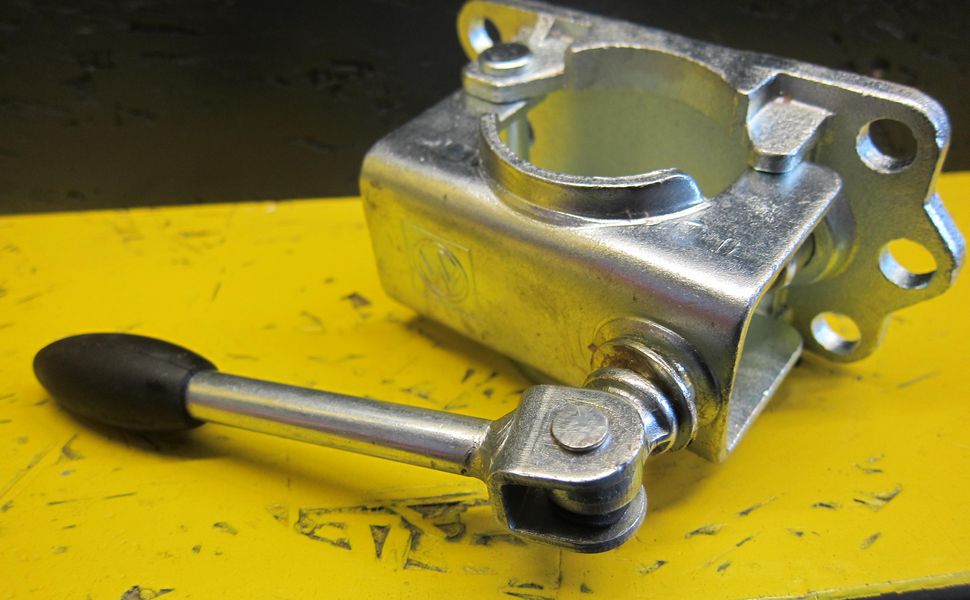 trailershop.de Anhänger Zubehör Klemmschelle 48mm verstärkt 6 Fach Anschraubflansch guss.JPG