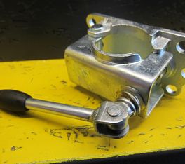 Klemmschelle 48mm verstärkt mit klappbarer Knebelschraube
