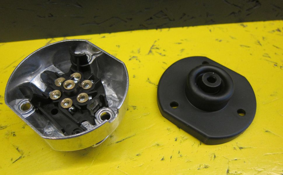 trailershop.de Dichtung Gummi für Steckdose 7 und 13 Pol. eckig.JPG