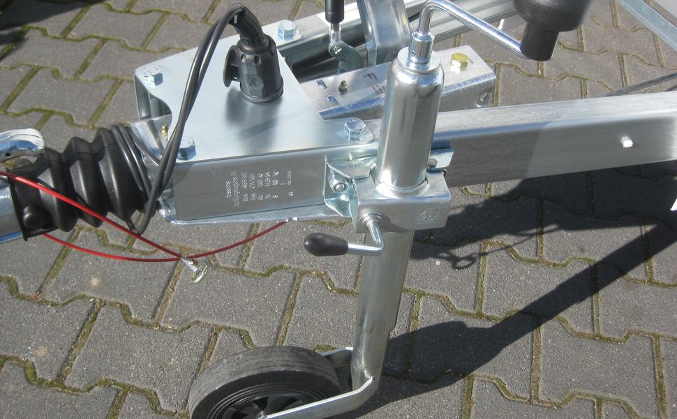 trailershop.de Zubehör Stützrad 40100und40105 Ansicht montiert.JPG