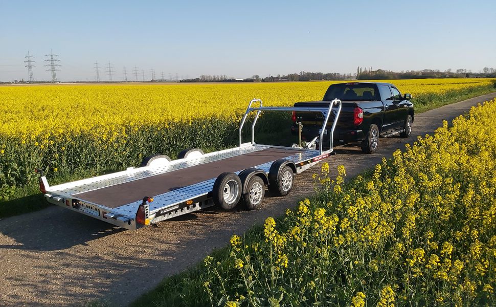 trailershop.de Brian James A4 Transporter 500x200cm blackline Alufelgen silber Rampen 240cm Reifenregal 3000kg Bild A