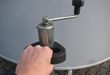 trailershop.de Zubehör Rangiergriff Handgriff für Rundrohr 60mm Stützrad Kunststoff schwarz Detail Hand.JPG