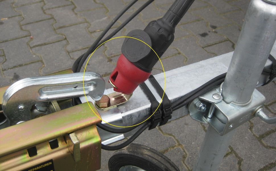 Steckerhalter anschraubbar für 7 und 13 Pol Stecker