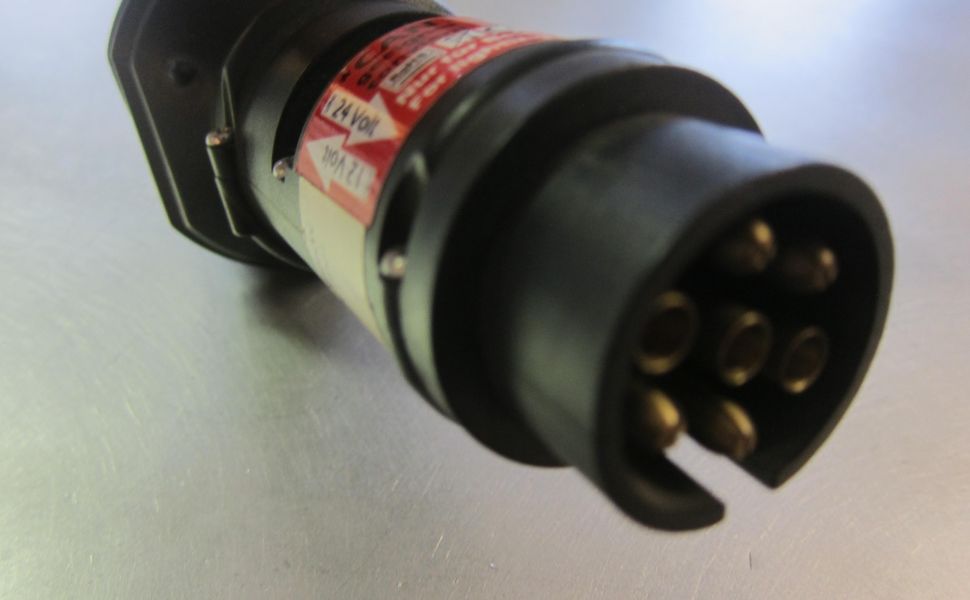 trailershop.de Anhänger Beleuchtung Spannungsreduzierer Adapter Wandler 24 auf 12V 7Pol auf 7 Pol Bild Stecker.JPG