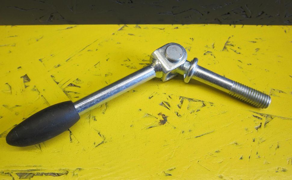 trailershop.de Anhänger Ersatatzteil Knebelschraube mit Gelenk für 48mm Klemmschelle Bild A.JPG