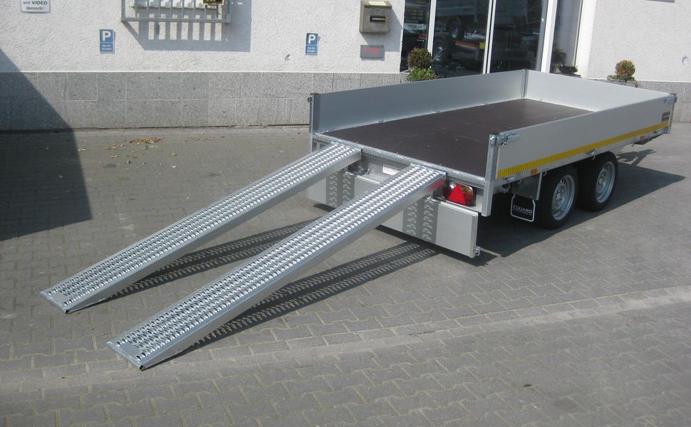 trailershop.de Atlas M 310 160 30cm 13 2700kg Ansicht Heck Rampen.JPG