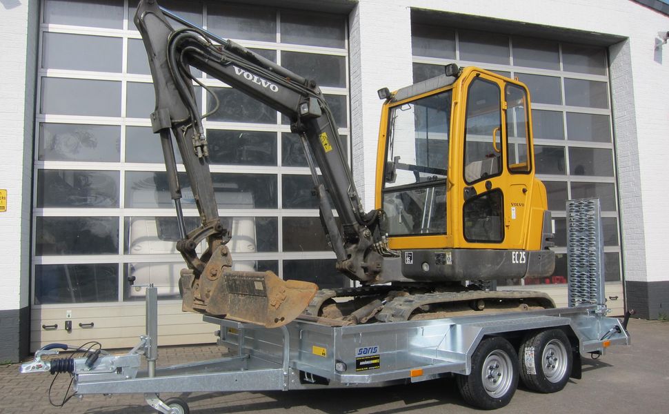 anhaengerwirtz.de Saris Baggeranhänger Magnum Explorer 300 Rampen Löffelablage 3000kg Ansicht Profil beladen.JPG